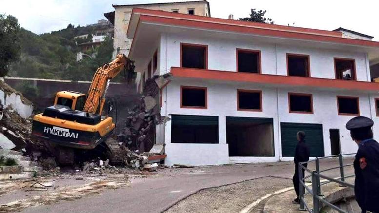 oi-albanikes-arxes-katedafizoun-spitia-omogenwn-sti-xeimarra-w_l